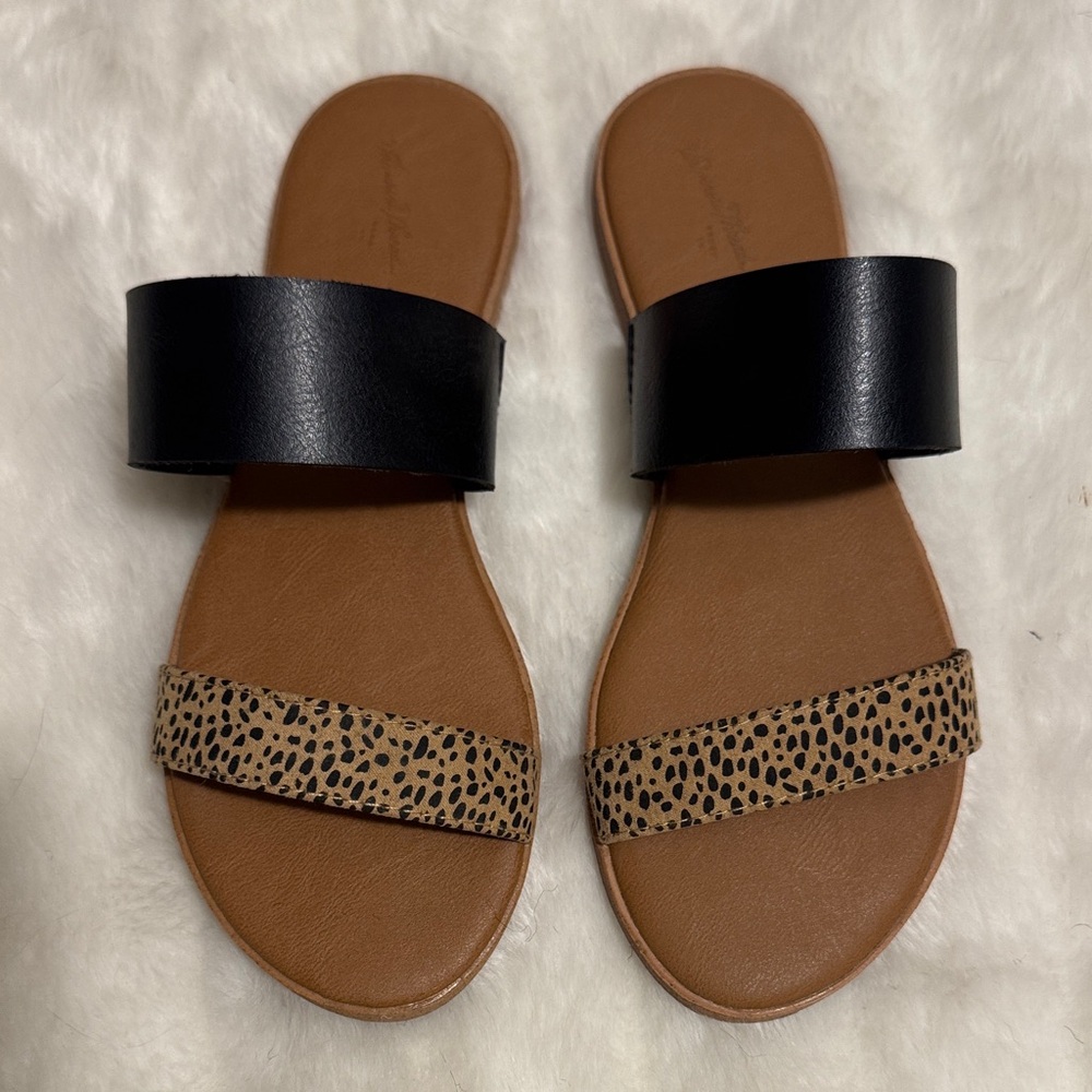 Universal Thread Two-Strap Slide Sandals in Black and Leopard size 6.5